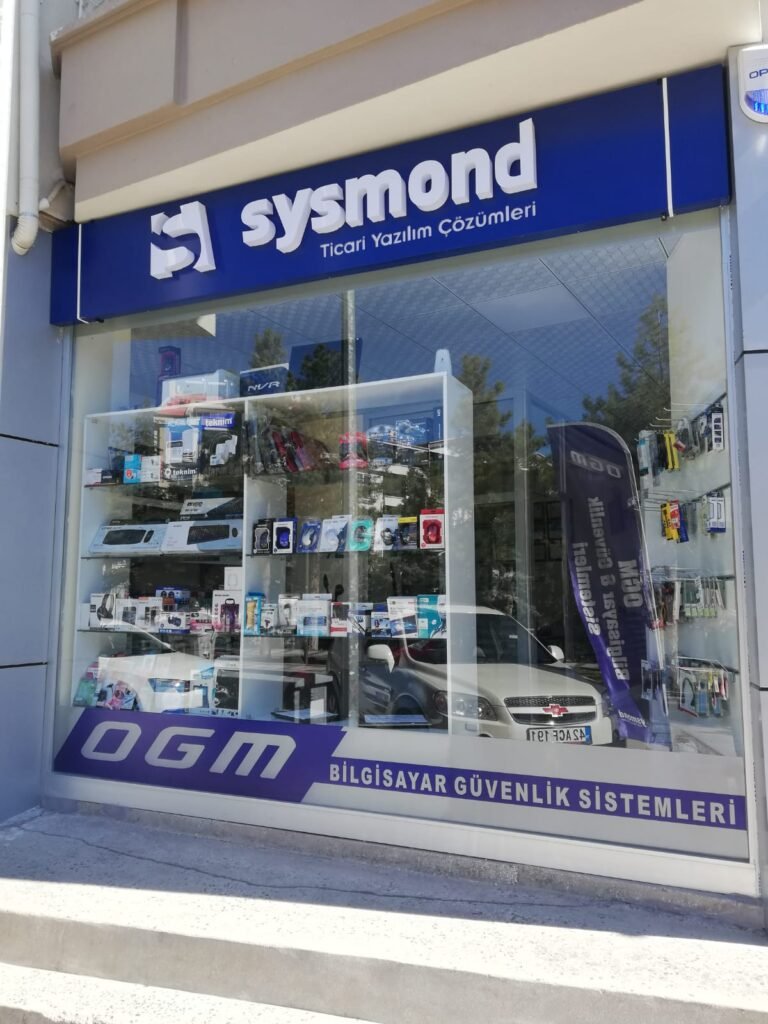 OGM Bilgisayar mağaza vitrini ve SysMOND Ticari Yazılım tabelası