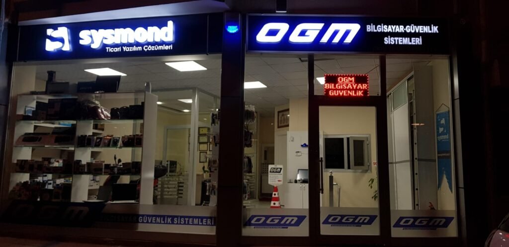 OGM Bilgisayar mağaza cephesi gece